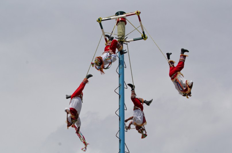 50327110. Tulum, QRoo.- Los voladores de Papantla y los Guerreros Mayas, dan la bienvenida a los más de dos mil turistas locales, nacionales y extranjeros, que día a día visitan la zona arqueológica, que es de un kilómetro, donde algunos prefirieren hacerlo caminando o existe a su disposición un pequeño transporte en forma de tren. NOTIMEX/FOTO/FRANCISCO GÁLVEZ/COR/ACE/
